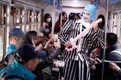 國際知名表演團體「Eye Catching Circus 創造焦點」與遊客在小火車上互動
